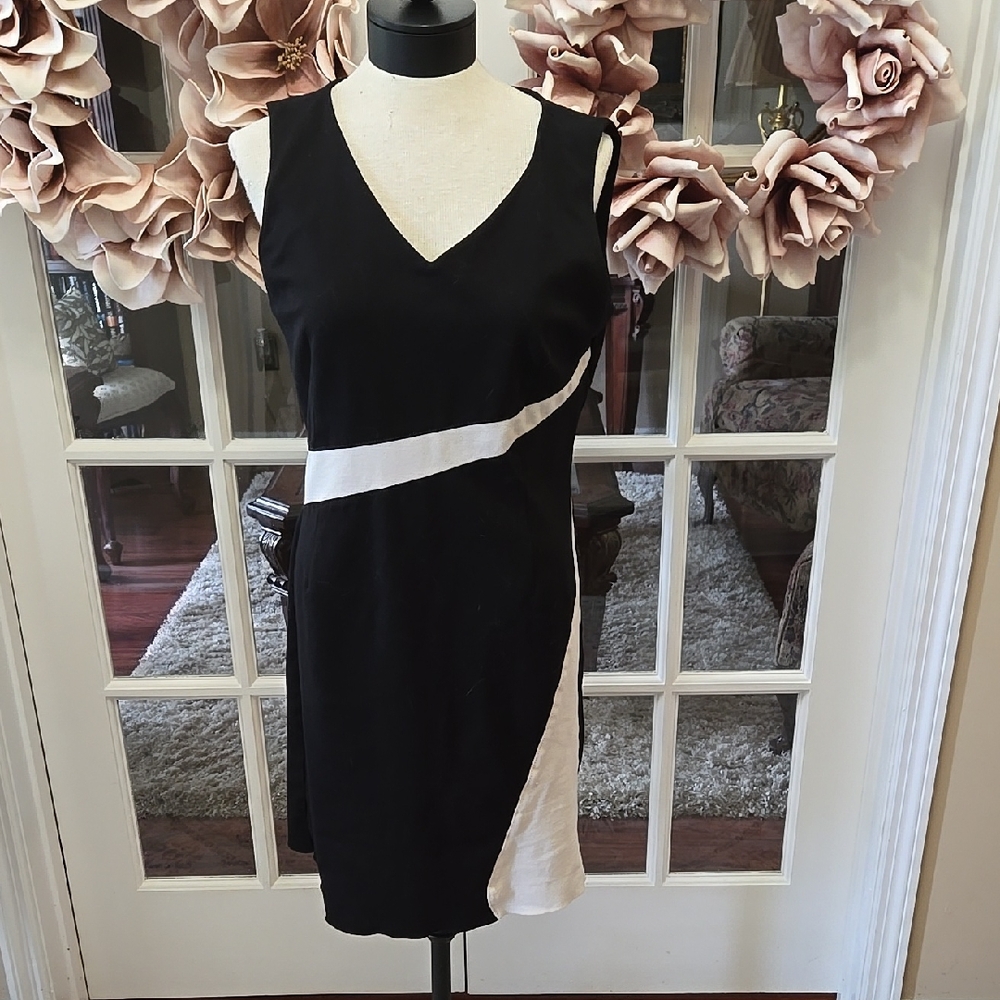 White House Black Market Black White Dress Sleeveless Dress Vneck Stretch 12 EUC
